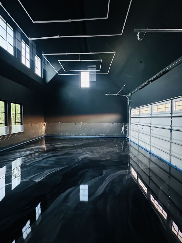 Sol de garage en résine époxy anthracite marbré, finition effet miroir