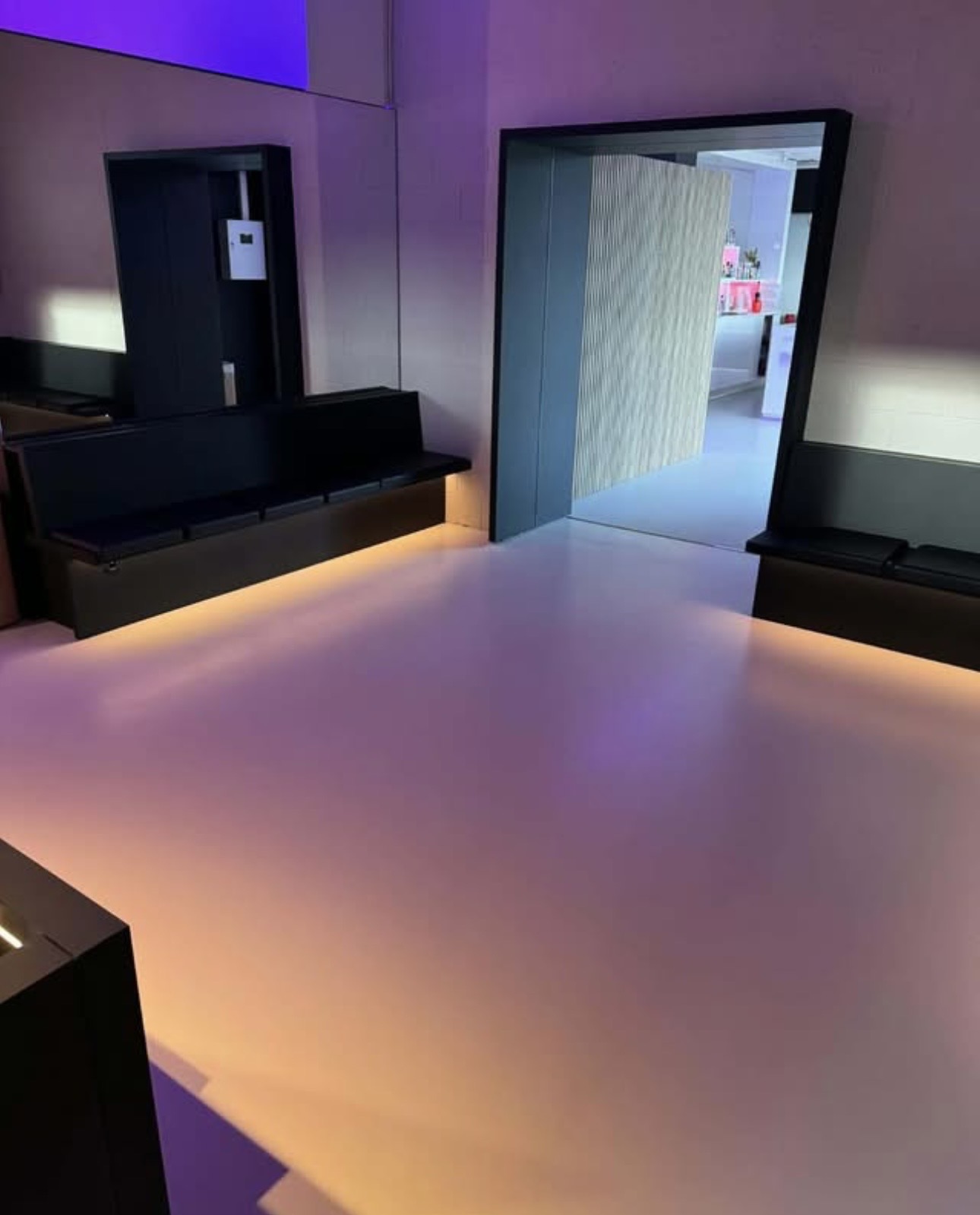 Spa au sol en résine époxy uni réalisé avec le Kit Résine Monochrome, banquettes noires et éclairage d'ambiance