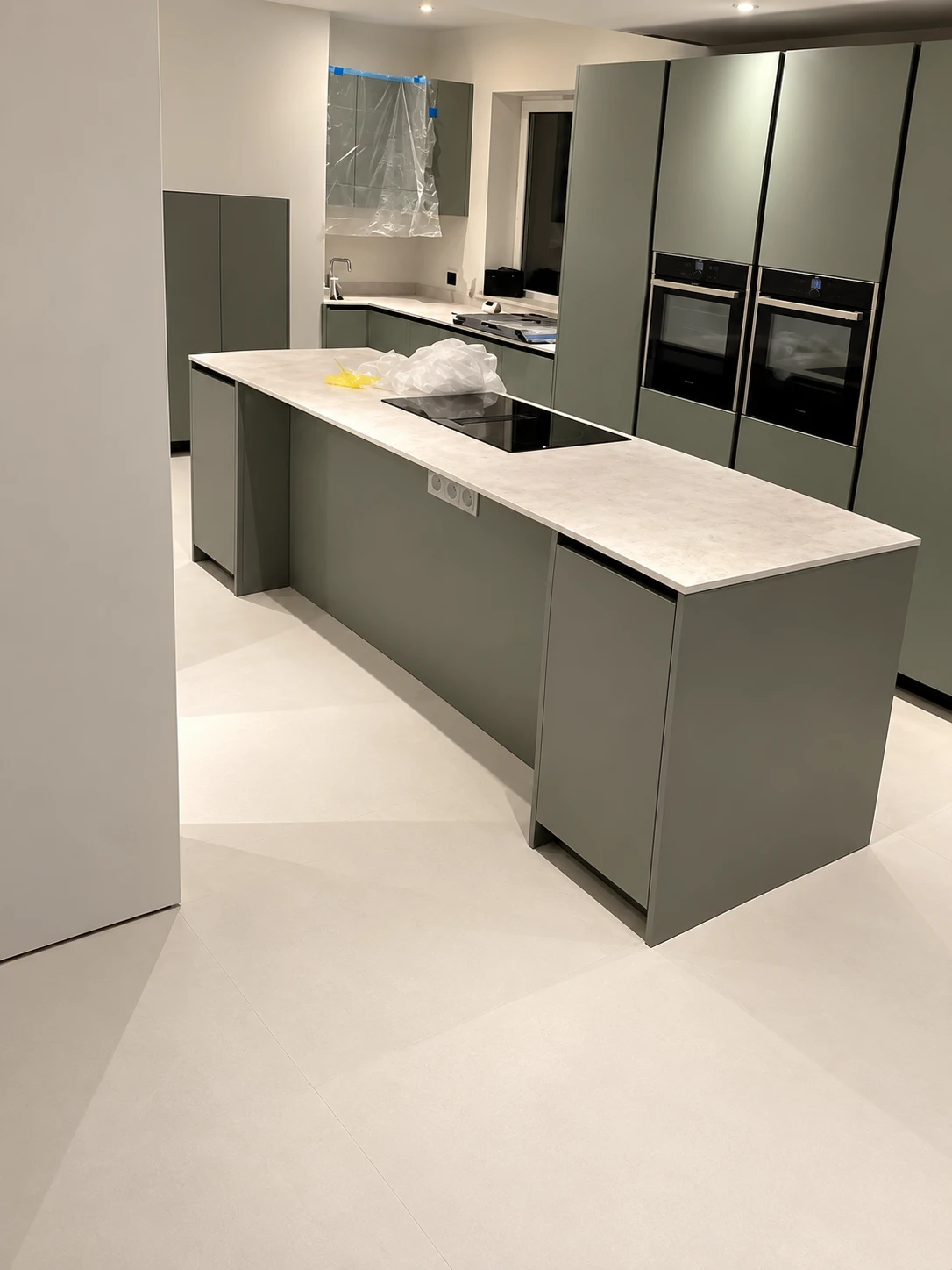 Rendu du Kit Résine Monochrome : sol en résine époxy uni clair dans une cuisine avec îlot central