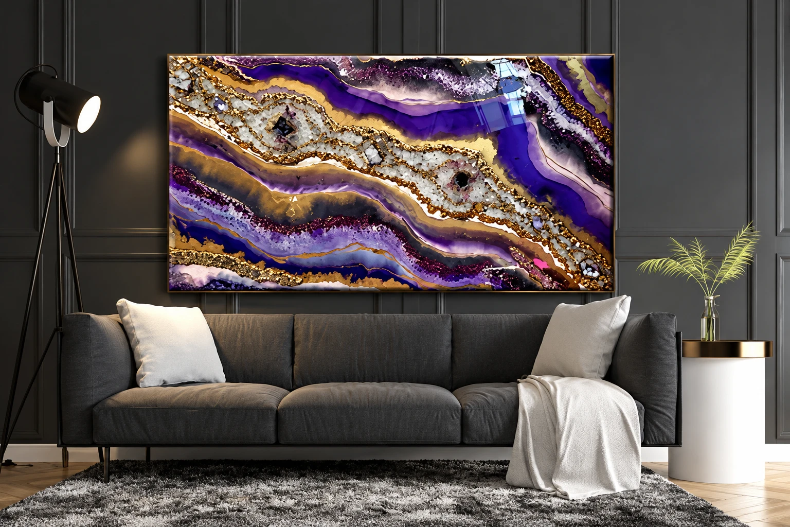 Pièce décorative murale en résine époxy effet géode, violet, or et paillettes, dans un salon
