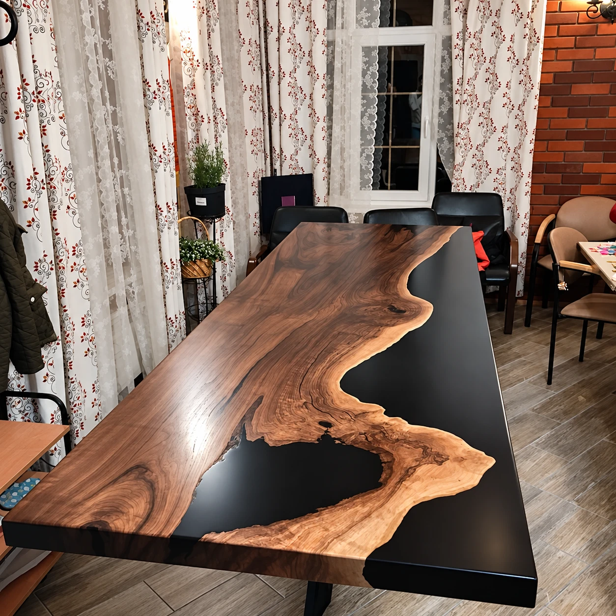 Table rivière en bois massif et résine époxy noire, finition brillante